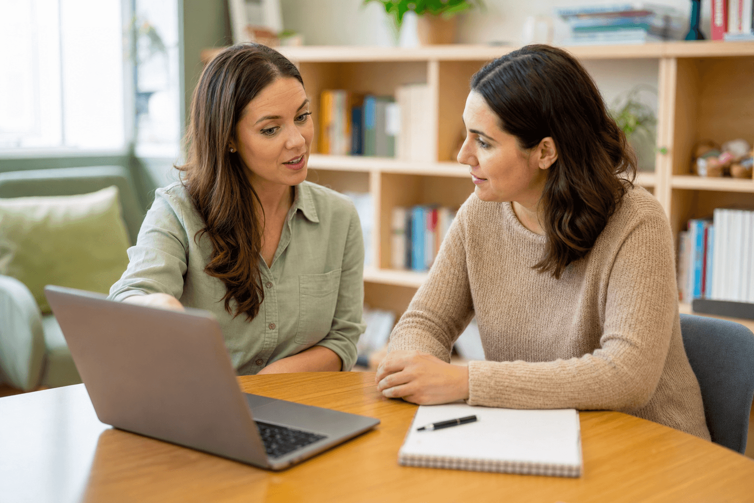 Échange entre une famille et une professionnelle de l’orthophonie